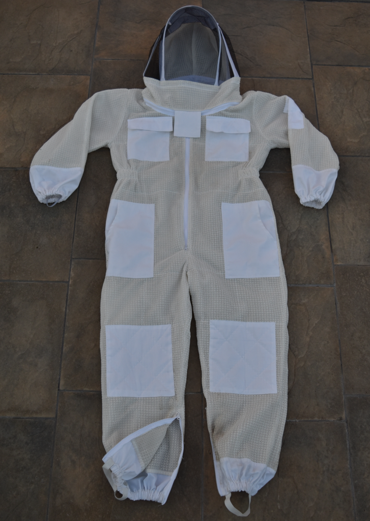 MEDIUM WHITE VENTILATED SUIT WITH FENCING HAT