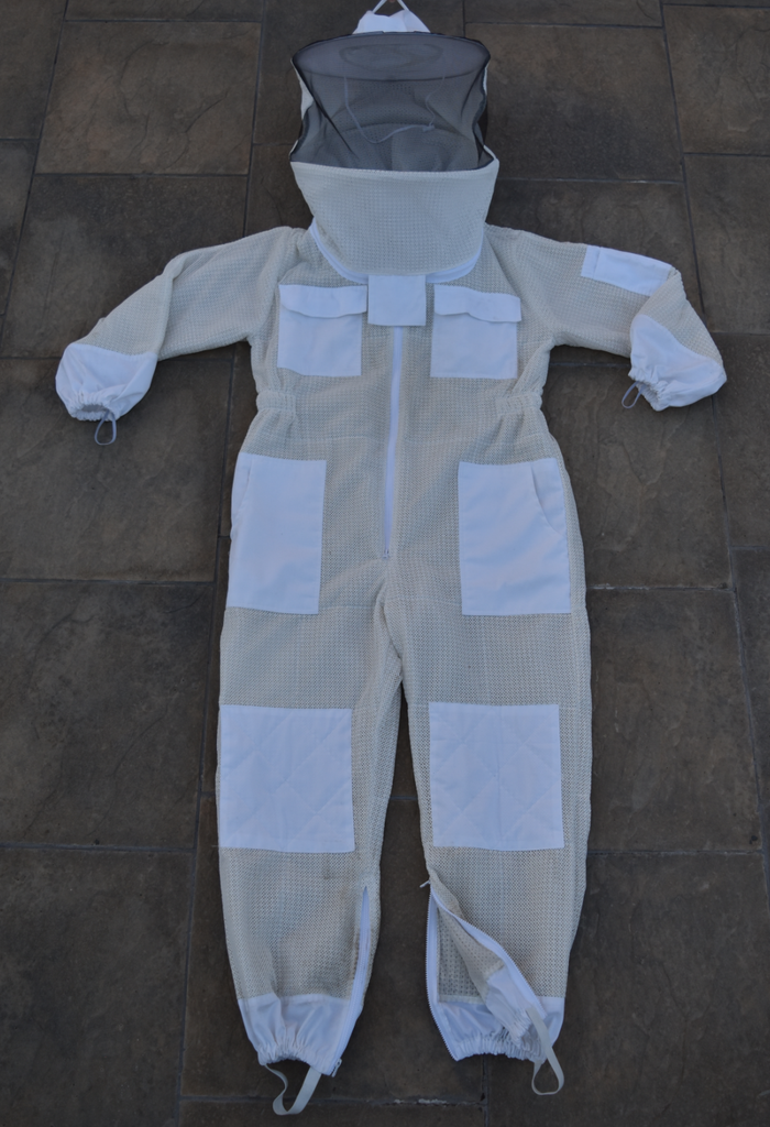 MEDIUM WHITE VENTILATED SUIT WITH ROUND HAT