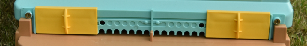 BLUE PLASTIC SLIDING MOUSE GUARD REDUCER HIVE ENTRY – FOR INSULATED BEEHIVE