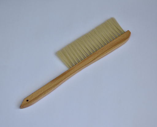 [A0782] WOOD HANDLE BEE BRUSH