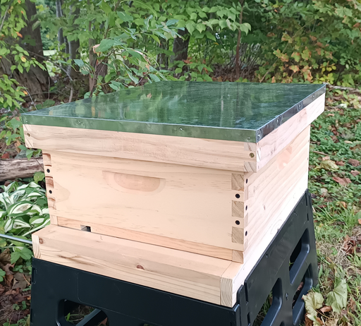 [A2116] BEEHIVE SET - 1 MEDIUM – UNASSEMBLED – INCLUDES ASSEMBLED FRAMES AND FOUNDATIONS